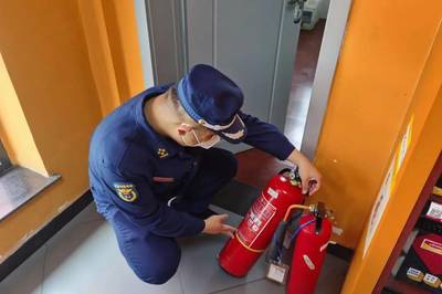 冬春火災(zāi)防控在行動(dòng) 南票消防救援大隊(duì)深入轄區(qū)易燃易爆場(chǎng)所開(kāi)展消防專(zhuān)項(xiàng)檢查